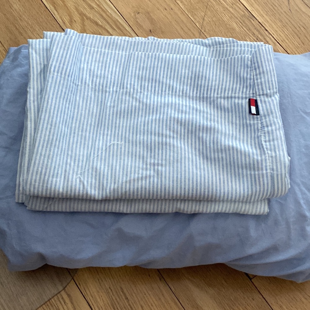 Tommy Hilfinger Twin fitted  sheet and 2 pillows case